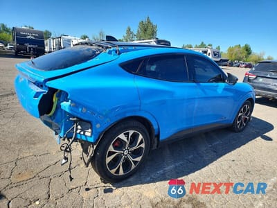 Trzecie zdjęcie samochodu z tyłu: 2021 FORD MUSTANG MACH-E PREMIUM VIN:3FMTK3SU4MMA20890 - miniatura