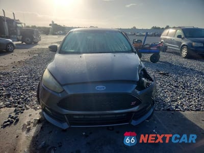 Piąte zdjęcie samochodu w środku: 2016 FORD FOCUS ST VIN:1FADP3L94GL318291 - miniatura
