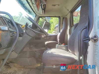 Zdjęcie 6 z 10 samochodu: 2019 VOLVO VHD DUMP TRUCK VIN:4V5K99DH5KN207475 - miniatura