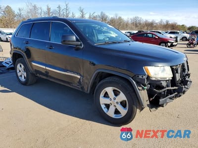 Czwarte zdjęcie samochodu z boku: 2012 JEEP GRAND CHEROKEE LAREDO VIN:1C4RJFAG1CC245167 - miniatura