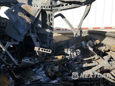 Piąte zdjęcie samochodu w środku: 2021 VOLVO VNL SEMI TRUCK VIN:4V4NC9EH4MN273228 - miniatura
