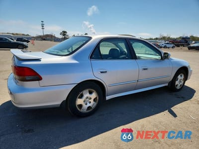 Trzecie zdjęcie samochodu z tyłu: 2002 HONDA ACCORD EX VIN:1HGCG16552A052739 - miniatura