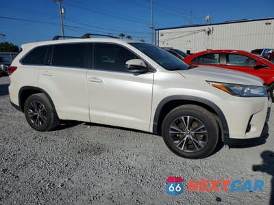 Czwarte zdjęcie samochodu z boku: 2018 TOYOTA HIGHLANDER LE VIN:5TDZARFH1JS034436 - miniatura