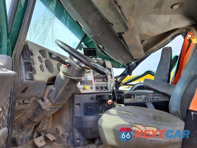 Piąte zdjęcie samochodu w środku: 2016 MACK 700 GU700 VIN:1M2AX04C4GM030069 - miniatura