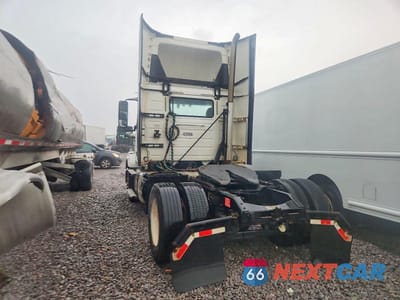 Trzecie zdjęcie samochodu z tyłu: 2018 VOLVO VNL SEMI TRUCK VIN:4V4N39TG9JN892705 - miniatura