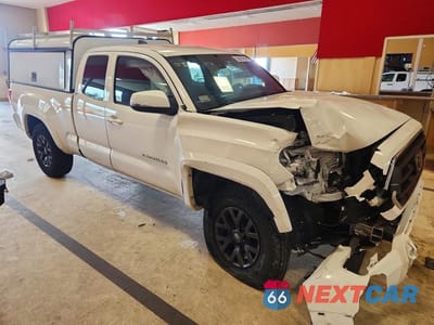 Czwarte zdjęcie samochodu z boku: 2021 TOYOTA TACOMA SR5 V6 VIN:3TYSZ5AN2MT046507 - miniatura