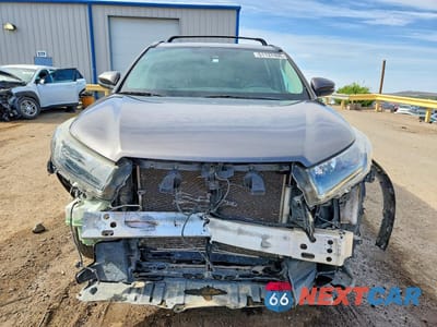 Piąte zdjęcie samochodu w środku: 2019 TOYOTA HIGHLANDER SE VIN:5TDJZRFH0KS727540 - miniatura