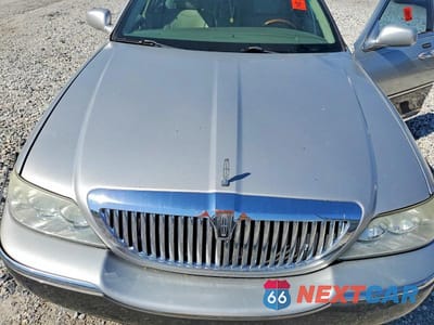 Zdjęcie 11 z 12 samochodu: 2003 LINCOLN TOWN CAR SIGNATURE VIN:1LNHM82W53Y613398 - miniatura