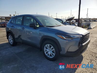 Czwarte zdjęcie samochodu z boku: 2023 TOYOTA COROLLA CROSS L VIN:7MUAAABGXPV052654 - miniatura