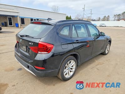 Trzecie zdjęcie samochodu z tyłu: 2015 BMW X1 XDRIVE28I VIN:WBAVL1C50FVY25782 - miniatura