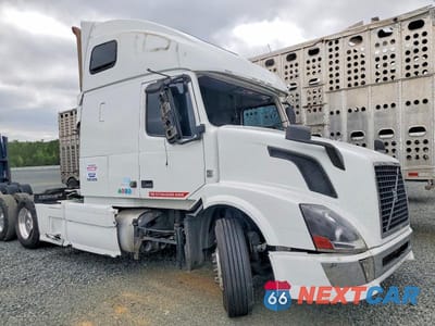 Zdjęcie 9 z 10 samochodu: 2015 VOLVO VNL SEMI TRUCK VIN:4V4NC9EG9FN182790 - miniatura