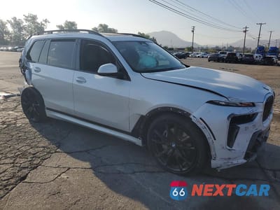 Czwarte zdjęcie samochodu z boku: 2023 BMW X7 XDRIVE40I VIN:5UX23EM03P9P31050 - miniatura