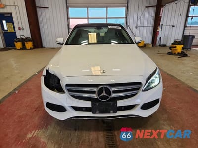 Piąte zdjęcie samochodu w środku: 2015 MERCEDES-BENZ C 300 4MATIC VIN:55SWF4KB2FU031144 - miniatura