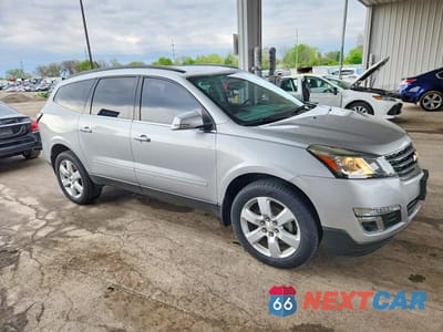 Czwarte zdjęcie samochodu z boku: 2017 CHEVROLET TRAVERSE LT VIN:1GNKRGKD9HJ327095 - miniatura