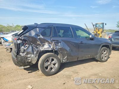 Trzecie zdjęcie samochodu z tyłu: 2025 TOYOTA RAV4 HYBRID XLE VIN:JTMRWRFV0SJ063061 - miniatura