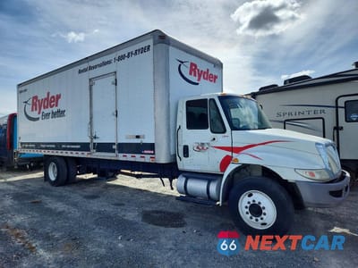 Czwarte zdjęcie samochodu z boku: 2018 INTERNATIONAL 4300 BOX TRUCK VIN:1HTMMMML9JH348760 - miniatura