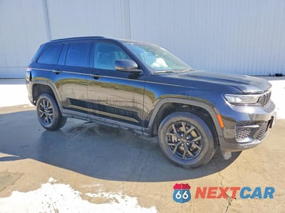 Czwarte zdjęcie samochodu z boku: 2025 JEEP GRAND CHEROKEE LAREDO VIN:1C4RJHAG0SC323318 - miniatura
