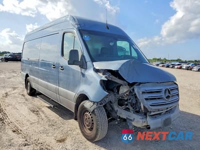 Czwarte zdjęcie samochodu z boku: 2019 MERCEDES BENZ SPRINTER 2500 DELIVERY VAN VIN:WD4PF1CD8KT012471 - miniatura