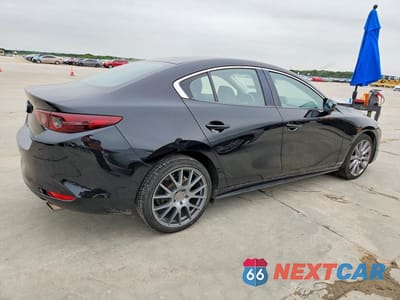 Trzecie zdjęcie samochodu z tyłu: 2021 MAZDA 3 SELECT VIN:JM1BPABL3M1321368 - miniatura