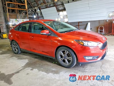 Czwarte zdjęcie samochodu z boku: 2018 FORD FOCUS SE VIN:1FADP3FE6JL254741 - miniatura