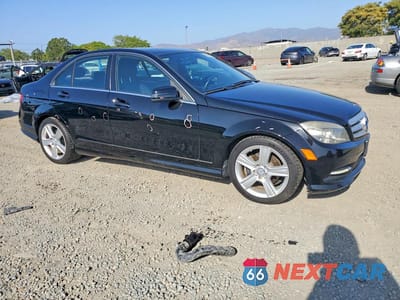 Czwarte zdjęcie samochodu z boku: 2011 MERCEDES-BENZ C 300 VIN:WDDGF5EB6BR134570 - miniatura