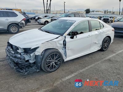 2024 TOYOTA CAMRY SE 4T1T11AK0RU869828 - główne zdjęcie licytacji z USA - miniatura