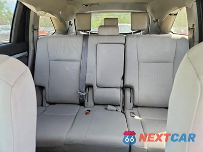 Zdjęcie 10 z 12 samochodu: 2018 TOYOTA HIGHLANDER LE VIN:5TDZARFH3JS041257 - miniatura