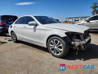 Czwarte zdjęcie samochodu z boku: 2016 MERCEDES-BENZ C 300 VIN:55SWF4JB3GU154129 - miniatura