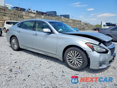 Czwarte zdjęcie samochodu z boku: 2015 INFINITI Q70L 3.7 VIN:JN1BY1PP1FM601092 - miniatura