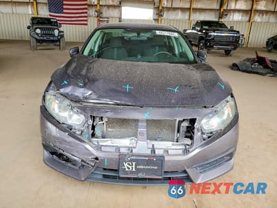 Piąte zdjęcie samochodu w środku: 2018 HONDA CIVIC LX VIN:19XFC2F53JE003029 - miniatura