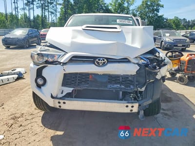 Piąte zdjęcie samochodu w środku: 2020 TOYOTA 4RUNNER TRD OFF-ROAD VIN:JTEBU5JR0L5744739 - miniatura