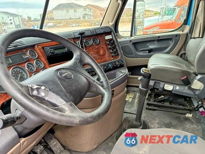 Piąte zdjęcie samochodu w środku: 2007 VOLVO VN VNL VIN:4V4NC9KK87N466664 - miniatura