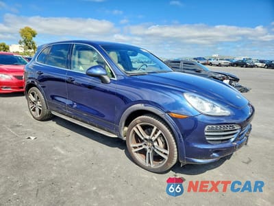 Czwarte zdjęcie samochodu z boku: 2013 PORSCHE CAYENNE S VIN:WP1AB2A2XDLA81439 - miniatura