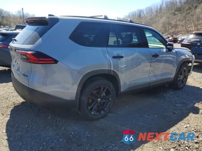 Trzecie zdjęcie samochodu z tyłu: 2025 TOYOTA GRAND HIGHLANDER HYBRID NIGHTSHADE VIN:5TDACAB50SS054828 - miniatura