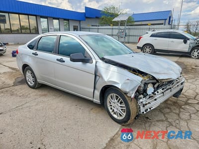 Czwarte zdjęcie samochodu z boku: 2010 FORD FOCUS SE VIN:1FAHP3FN8AW130003 - miniatura