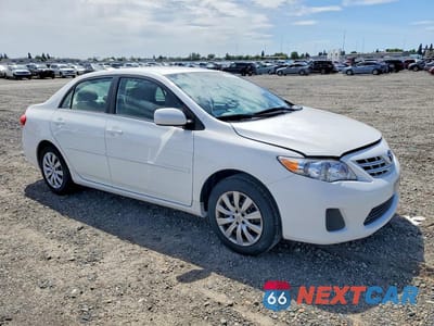 Czwarte zdjęcie samochodu z boku: 2013 TOYOTA COROLLA LE VIN:2T1BU4EEXDC084672 - miniatura