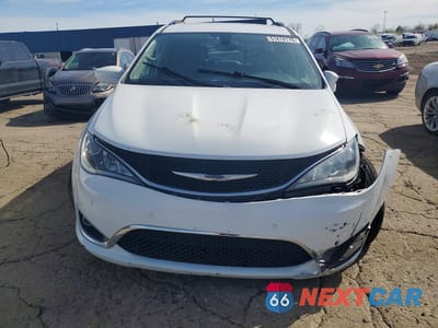 Piąte zdjęcie samochodu w środku: 2019 CHRYSLER PACIFICA TOURING L VIN:2C4RC1BG3KR539803 - miniatura