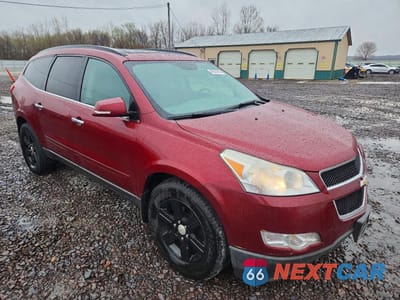 Czwarte zdjęcie samochodu z boku: 2011 CHEVROLET TRAVERSE LT VIN:1GNKRJED4BJ277593 - miniatura