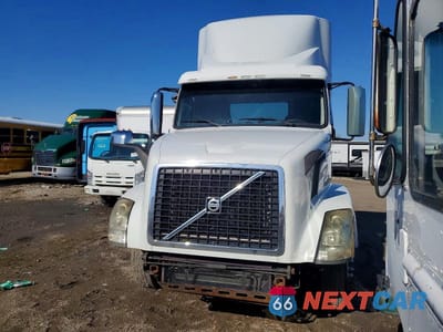 Drugie zdjęcie samochodu z przodu: 2014 VOLVO VNL SEMI TRUCK VIN:4V4NC9EG9EN169259 - miniatura