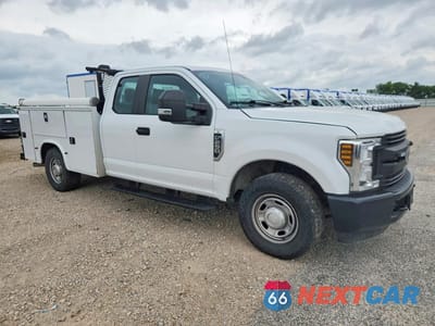 Czwarte zdjęcie samochodu z boku: 2019 FORD F250 SUPER DUTY UTILITY / SERVICE TRUCK VIN:1FD7X2A69KEE68433 - miniatura