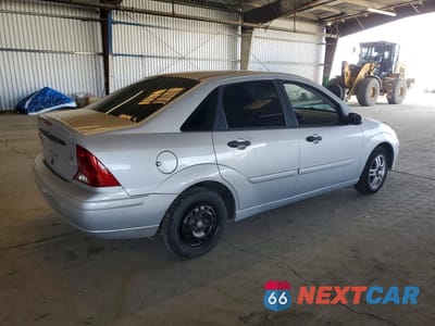 Trzecie zdjęcie samochodu z tyłu: 2002 FORD FOCUS SE VIN:1FAFP34312W172328 - miniatura