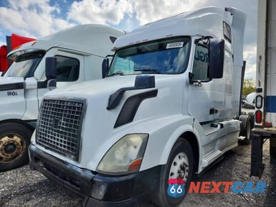 Drugie zdjęcie samochodu z przodu: 2013 VOLVO VNL SEMI TRUCK VIN:4V4NC9TG3DN558075 - miniatura