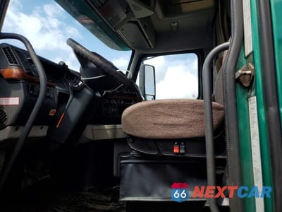 Piąte zdjęcie samochodu w środku: 2006 VOLVO VN VNL - SEMI TRUCK VIN:4V4NC9GH56N416686 - miniatura