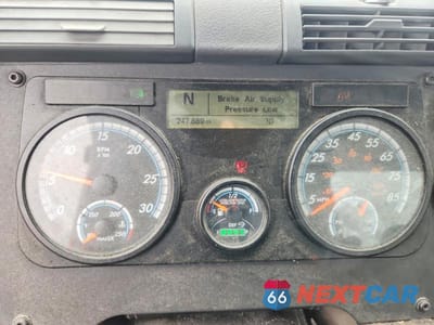 Zdjęcie 8 z 10 samochodu: 2018 FREIGHTLINER CASCADIA 113 SEMI TRUCK VIN:3AKBGADV7JDJU2444 - miniatura
