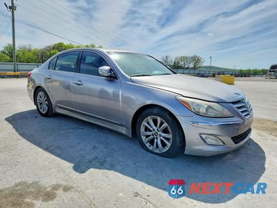Czwarte zdjęcie samochodu z boku: 2013 HYUNDAI GENESIS 3.8L VIN:KMHGC4DDXDU247272 - miniatura