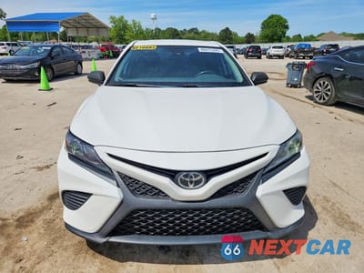 Piąte zdjęcie samochodu w środku: 2020 TOYOTA CAMRY SE NIGHTSHADE VIN:4T1G11AK1LU324746 - miniatura