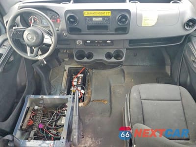 Zdjęcie 8 z 12 samochodu: 2019 MERCEDES BENZ SPRINTER 2500 DELIVERY VAN VIN:WD4PF0CD3KT003932 - miniatura