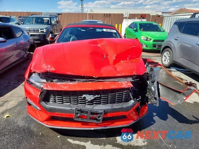 Piąte zdjęcie samochodu w środku: 2026 FORD MUSTANG VIN:1FAGP8UH0T5110973 - miniatura