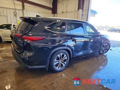 Trzecie zdjęcie samochodu z tyłu: 2023 TOYOTA HIGHLANDER XLE VIN:5TDKDRBH6PS527228 - miniatura