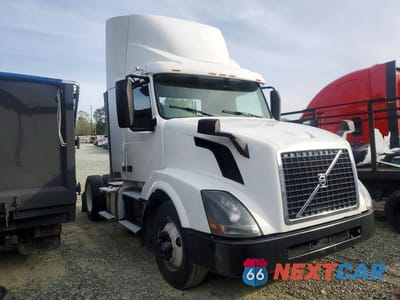 2018 VOLVO VNL SEMI TRUCK 4V4N39TG7JN988235 - główne zdjęcie licytacji z USA - miniatura